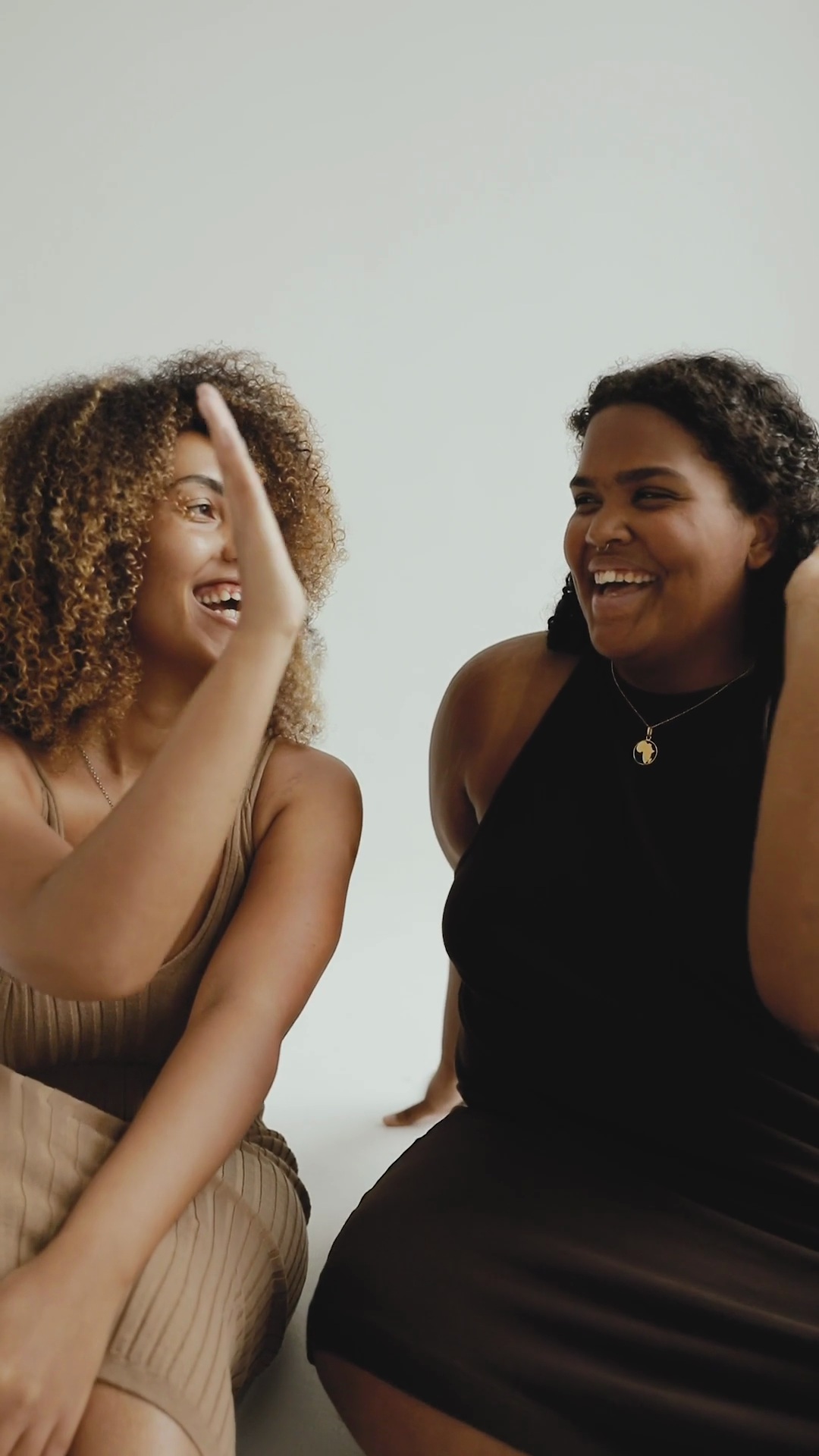 Amigas de la boda chocando las manos y riéndose