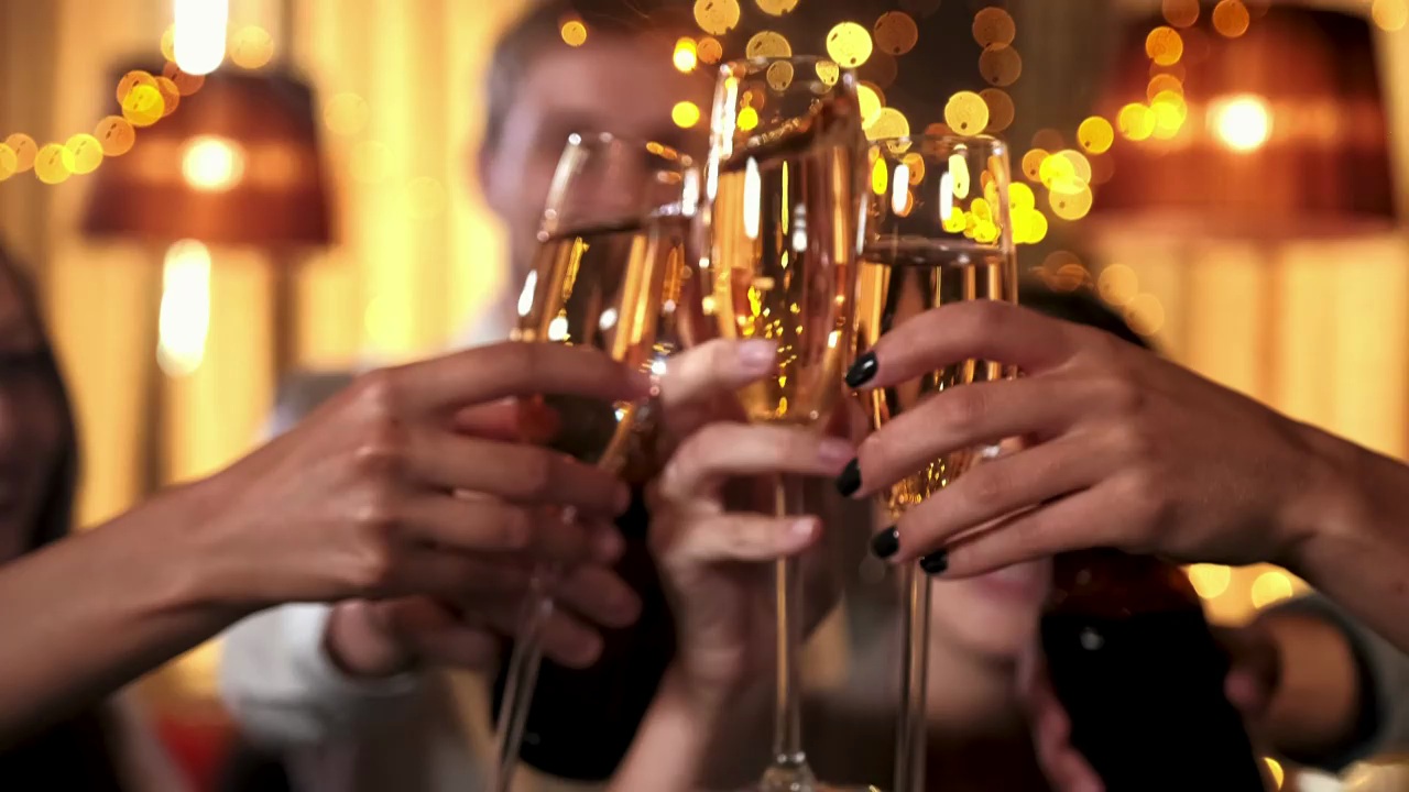 Brindis con copas y luces de fiesta